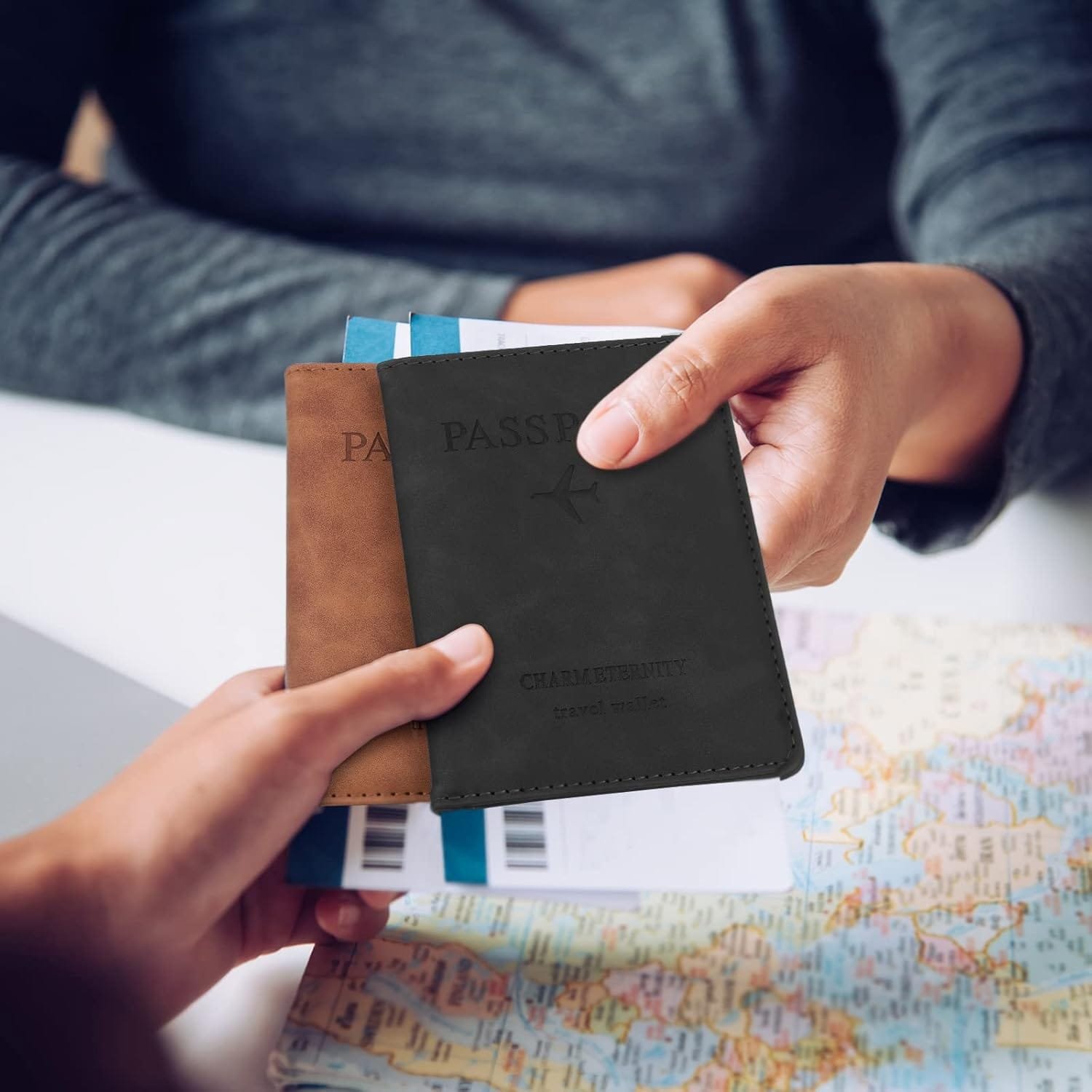 Coolzon Funda Pasaporte, Funda de Pasaporte de Viaje de los Billetera de Documentos Portátiles con Bloqueo de RFID, Tarjetas de Crédito, Tarjetas de Identificación, Boletos de Aerolínea, Negro - Imagen 5