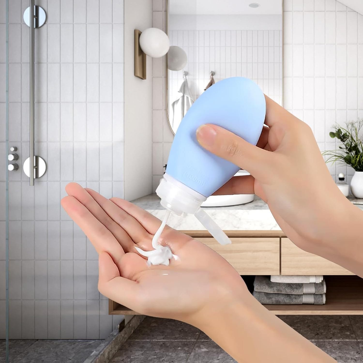 Qtuie Botellas de Viaje Silicona 4 Pack Botes Viaje Rellenables 100ml Botella Dispensadora Frascos de Viaje de Portátil Envases de Viaje Set para Avión Champu Liquidos Lociones y Artículos de Tocador - Imagen 5