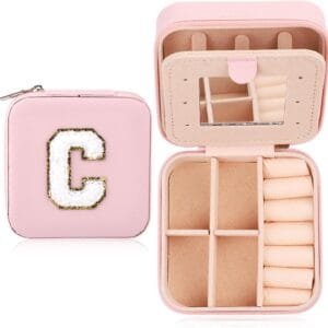 BOXOB Joyero de Viaje Pequeño, Portátil Mini Joyero de Viaje Piel Sintética Joyero Viaje Mujer Mini con Letra Exquisita para Mujeres Niñas Artículos Esenciales de Viaje (Letra C)