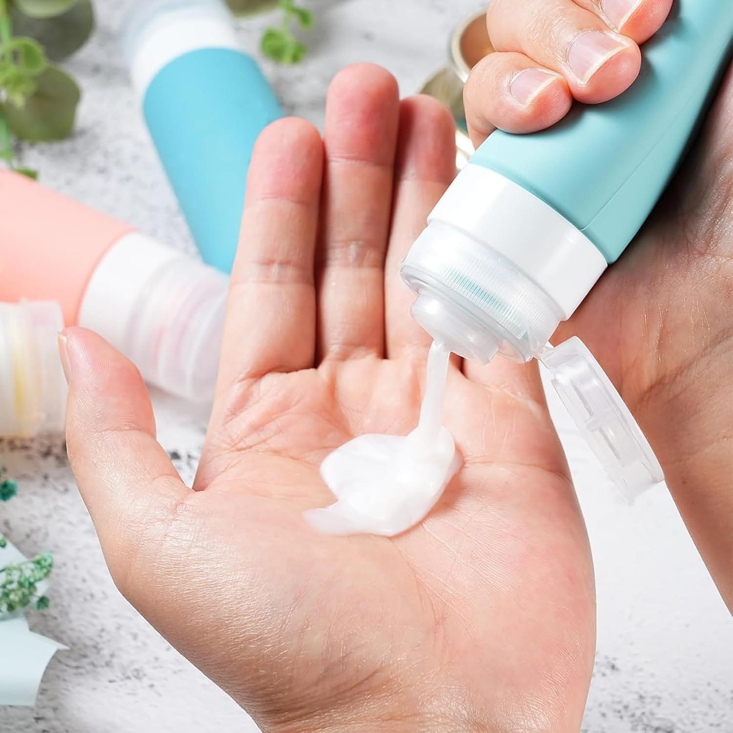 BRLYYO Botellas de silicona de viaje para artículos de aseo aprobados por la TSA Juego de envases de viaje de 4 unidades Champú, acondicionador de cabello, loción corporal, recargables - Imagen 3